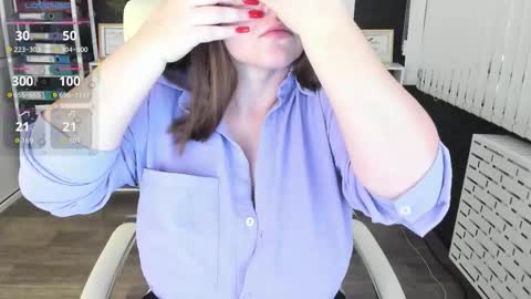 Snapshot of essensual_ chatting on September 2025 01:27:01 AM Ava online show from September 2025 01:27:01 AM