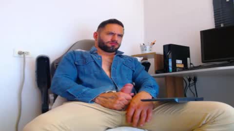 Snapshot of esteban7984068 chatting on December 2025 04:25:02 PM esteban online show from December 2025 04:25:02 PM