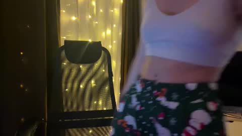 Snapshot of ester_vixen chatting on December 2025 03:27:02 PM Ester online show from December 2025 03:27:02 PM