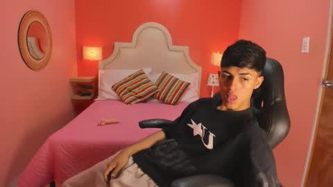 E T H A N  online show from December 2025 02:14:02 PM