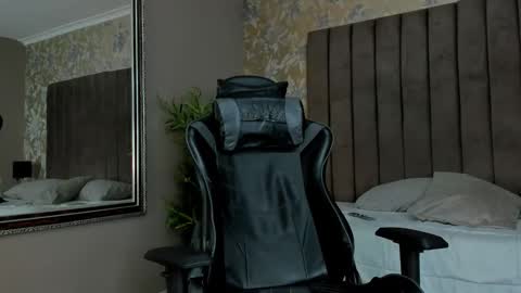 ethanlowell online show from September 2025 05:56:01 AM