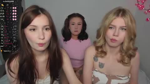 Veronica Tiia Lilith left to right online show from July 2026 07:51:01 PM