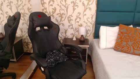 Eva Dumont online show from February 2025 03:26:01 PM