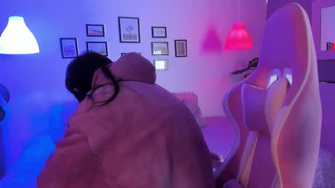 Eva   Emily online show from October 2025 11:44:01 AM