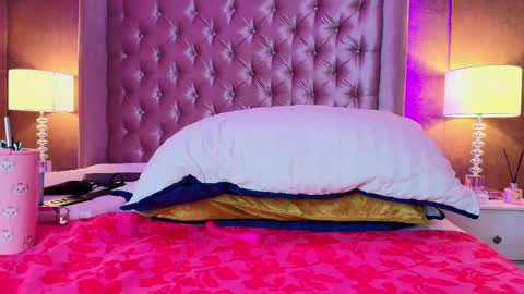 Snapshot of evaa_cloee chatting on February 2025 12:30:02 AM EVA CLOEE online show from February 2025 12:30:02 AM