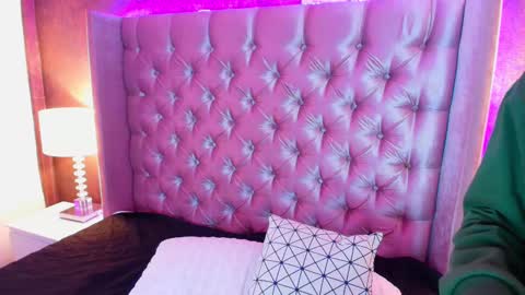 Snapshot of evaa_cloee chatting on February 2025 01:24:01 AM EVA CLOEE online show from February 2025 01:24:01 AM