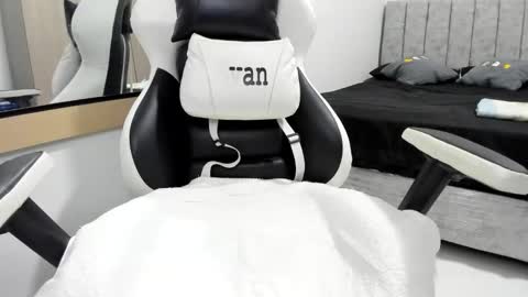 Snapshot of evans_king chatting on February 2026 02:51:01 PM Evan online show from February 2026 02:51:01 PM