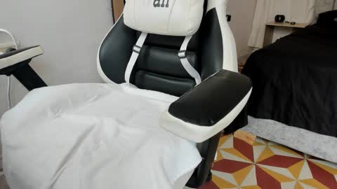 Snapshot of evanss_king chatting on November 2025 04:25:01 PM Mateo and Valerio online show from November 2025 04:25:01 PM