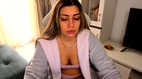 eveeevian online show from February 2025 09:52:02 AM