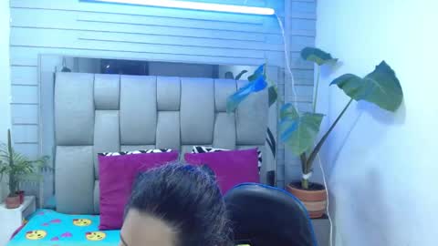 Snapshot of evelin_zaens chatting on April 2026 04:08:02 AM evelin zaens online show from April 2026 04:08:02 AM