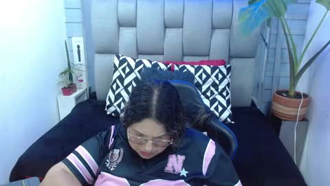 Snapshot of evelin_zaens chatting on April 2026 05:11:01 AM evelin zaens online show from April 2026 05:11:01 AM
