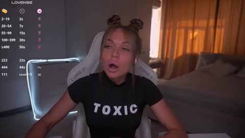 Snapshot of evelina_fox chatting on October 2025 10:34:02 AM Evelina online show from October 2025 10:34:02 AM