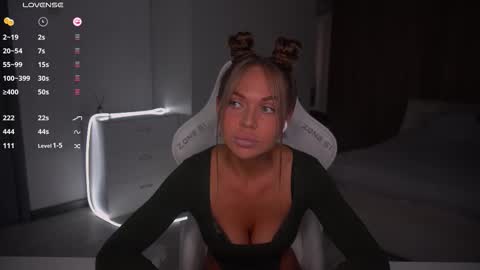 Snapshot of evelina_fox chatting on October 2025 12:44:02 PM Evelina online show from October 2025 12:44:02 PM