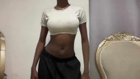 E V E L Y N  online show from January 2025 05:24:01 AM