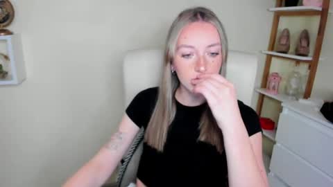 evelynblond online show from November 2025 01:47:02 PM