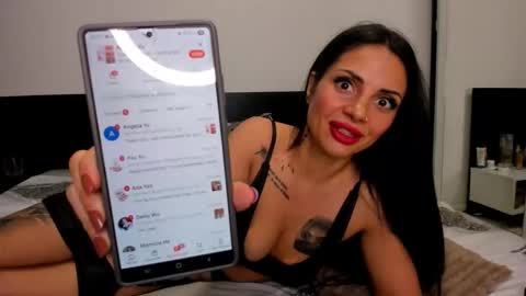 Evelyne online show from April 2026 11:07:01 PM