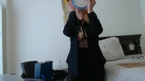 Snapshot of evelynsmithcol chatting on December 2025 04:03:02 PM Evelyn Smith online show from December 2025 04:03:02 PM