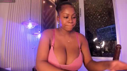 Snapshot of evelynzoe chatting on October 2025 04:21:01 AM EvelynZoee online show from October 2025 04:21:01 AM