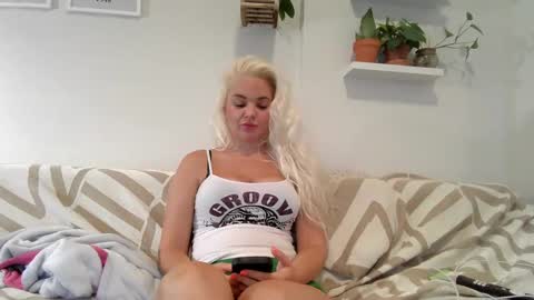 Snapshot of evillers1 chatting on January 2025 10:05:01 PM Badblondebunny online show from January 2025 10:05:01 PM