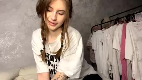 evva_avve_ online show from November 2025 03:28:01 AM