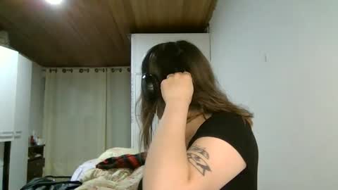 Snapshot of ezlngirl chatting on December 2024 03:08:02 AM Aimee online show from December 2024 03:08:02 AM