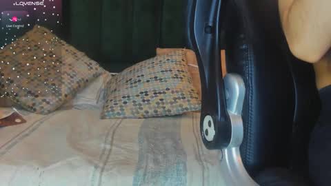 Snapshot of faloonroussel chatting on November 2025 06:08:01 PM Faloon online show from November 2025 06:08:01 PM