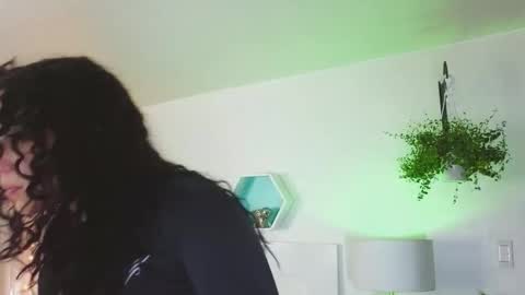 Farah online show from November 2025 12:04:01 PM