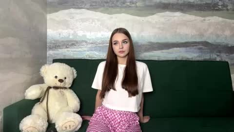 Anna Scovich online show from November 2025 12:37:02 PM