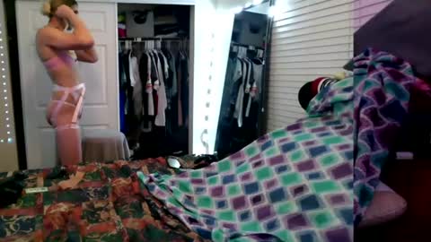 Snapshot of femboy_allie chatting on December 2024 12:53:01 AM Allie North online show from December 2024 12:53:01 AM