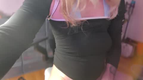 Snapshot of femme_mystique chatting on November 2025 09:52:01 AM femme_mystique online show from November 2025 09:52:01 AM