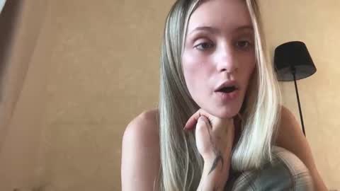 Snapshot of fflloowweerr chatting on September 2025 09:32:02 AM Lisa online show from September 2025 09:32:02 AM