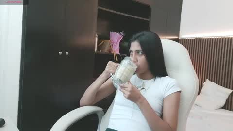 Snapshot of ffreyja_ chatting on April 2026 01:21:01 AM Freyja online show from April 2026 01:21:01 AM