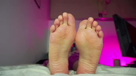 Snapshot of findomfeet_ chatting on April 2026 02:27:02 AM Ashley online show from April 2026 02:27:02 AM