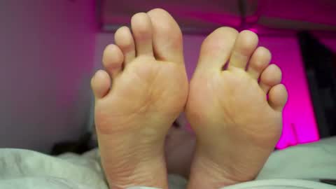 Snapshot of findomfeet_ chatting on May 2026 02:28:01 AM Ashley online show from May 2026 02:28:01 AM