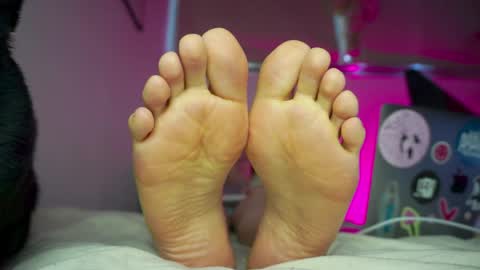 Snapshot of findomfeet_ chatting on May 2026 08:25:01 PM Ashley online show from May 2026 08:25:01 PM