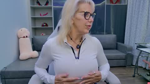 Snapshot of fitcougarcb chatting on February 2026 06:58:02 PM Bianca online show from February 2026 06:58:02 PM