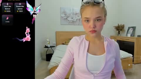 Snapshot of flooora_0 chatting on October 2025 12:32:01 AM Mona online show from October 2025 12:32:01 AM