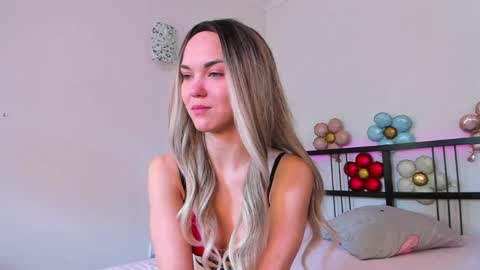 Snapshot of flora_amber chatting on April 2026 06:30:01 AM Flora online show from April 2026 06:30:01 AM