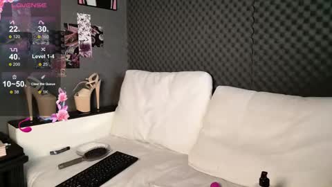 fluffy_cloude online show from May 2026 04:09:02 AM