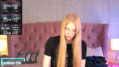 Mia online show from September 2025 09:47:02 PM