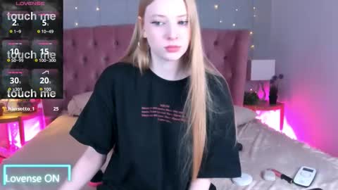 Mia online show from October 2025 04:03:02 PM