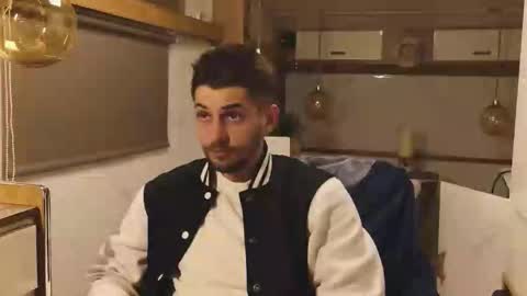 independent model online show from March 2026 08:01:02 PM