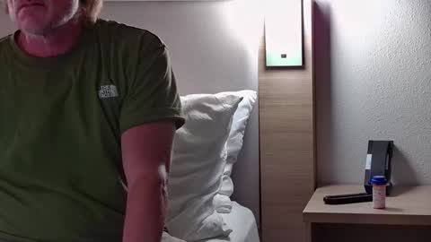 Snapshot of foodforcatfists chatting on March 2026 01:28:01 AM foodforcatfists online show from March 2026 01:28:01 AM