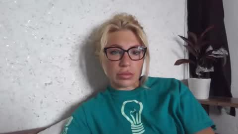 fox_red_lady7 online show from September 2025 08:30:01 AM