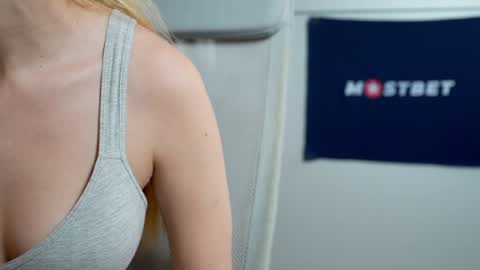 Snapshot of foxeslovefoxes chatting on January 2025 06:20:01 PM CUSTOM PHOTOS AND VIDEOS - online show from January 2025 06:20:01 PM