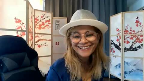 francelune online show from May 2026 04:25:02 PM