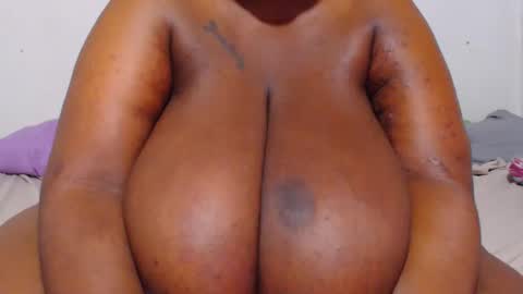 Snapshot of freakyboobsxx chatting on January 2025 05:48:01 AM Kimmy online show from January 2025 05:48:01 AM