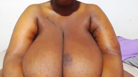 Snapshot of freakyboobsxx chatting on January 2025 05:19:02 AM Kimmy online show from January 2025 05:19:02 AM