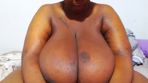 Snapshot of freakyboobsxx chatting on January 2025 04:30:02 AM Kimmy online show from January 2025 04:30:02 AM