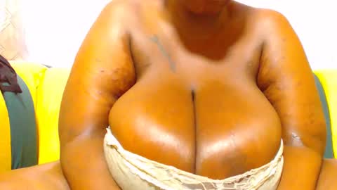 Snapshot of freakyboobsxx chatting on February 2025 01:16:02 PM Kimmy online show from February 2025 01:16:02 PM